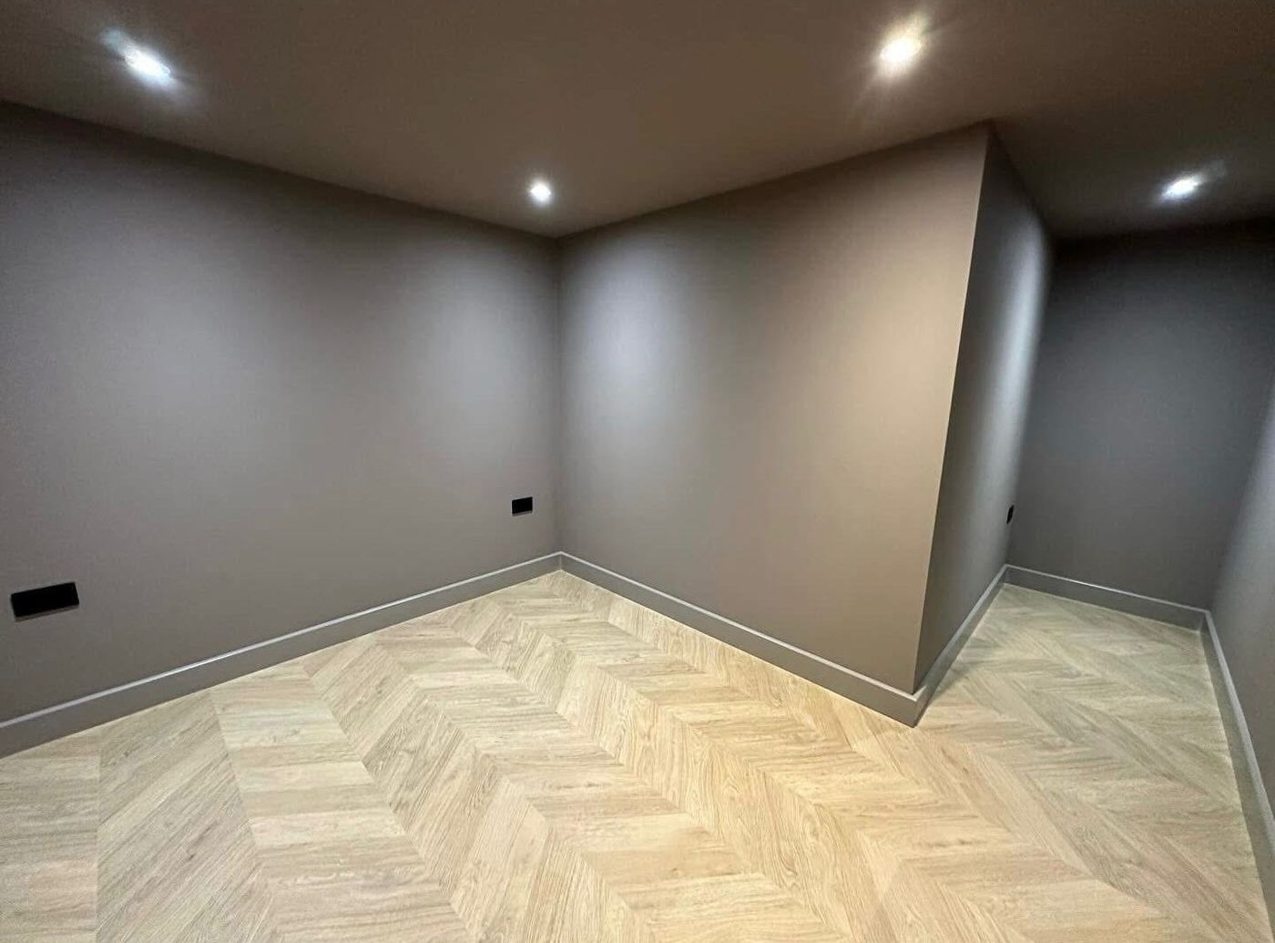Chevron wood-effect flooring in a finished room